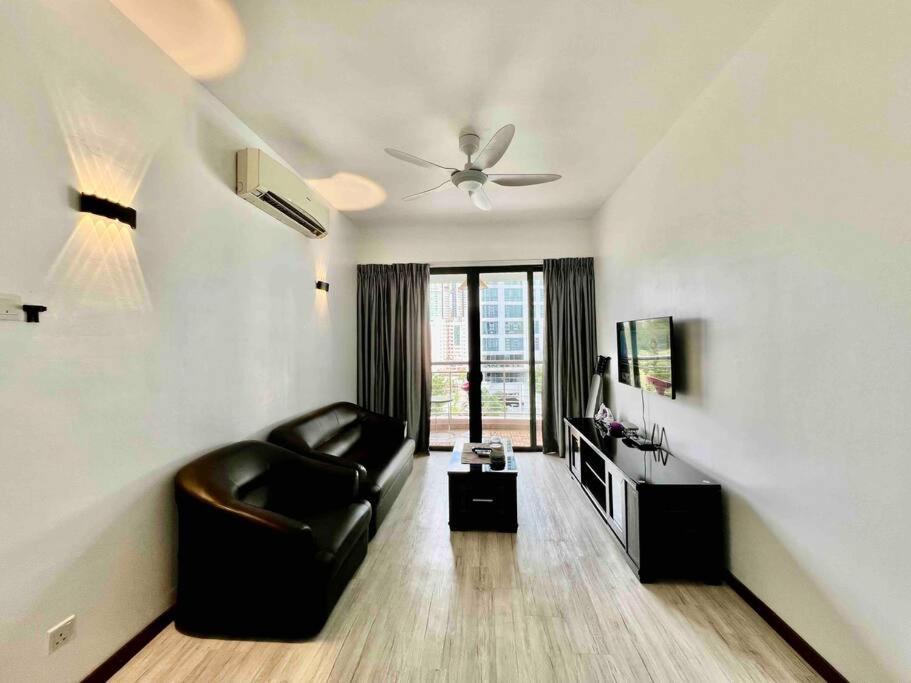Couple At Casa Mutiara 5 Mins Walk To Lrt, Jalan Alor And Bukit Bintang *