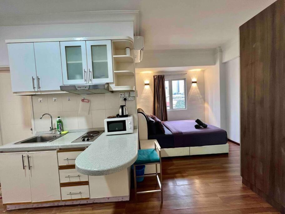 Couple At Casa Mutiara 5 Mins Walk To Lrt, Jalan Alor And Bukit Bintang