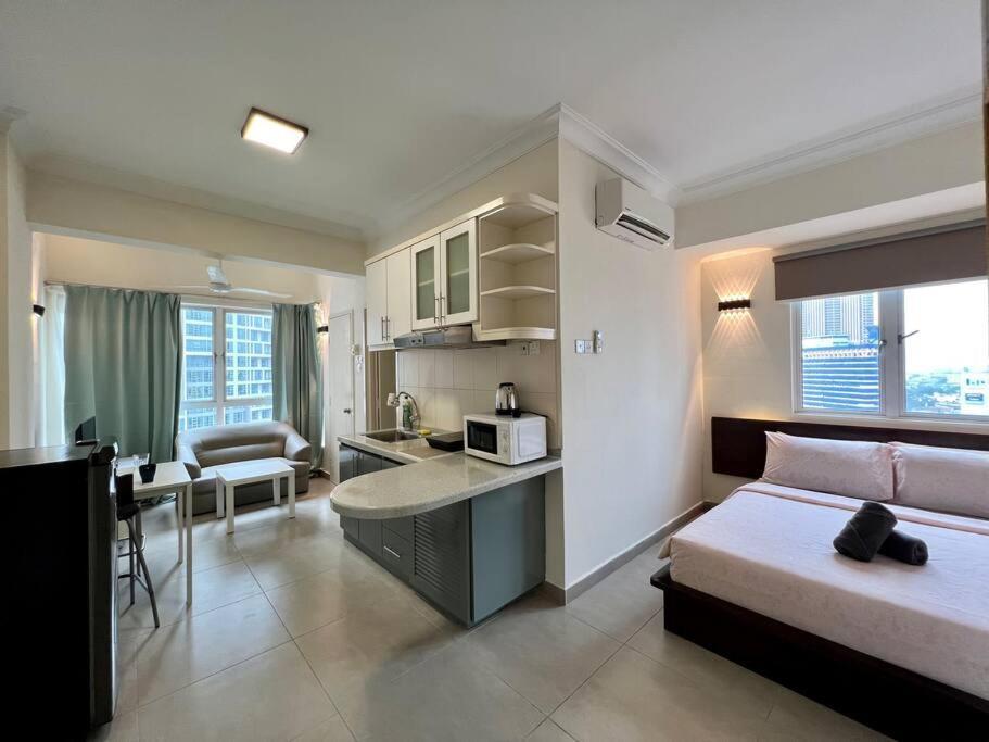 Couple At Casa Mutiara 5 Mins Walk To Lrt, Jalan Alor And Bukit Bintang * Kuala Lumpur